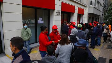 Santiago, 3 de Mayo 2021
Comienza el proceso para solicitar el tercer retiro del 10 por ciento de los fondos de pensiones.

Dragomir Yankovic/ Aton Chile