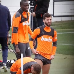 Diakhaby, arropado por el grupo en su vuelta a los entrenamientos