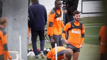 Diakhaby, arropado por el grupo en su vuelta a los entrenamientos
