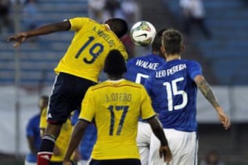 El jugador de Colombia Alfredo José Morelos (i) disputa el balón con Walace (2-d) de Brasil en partido del hexagonal final del Campeonato Sudamericano Sub'20 que se disputa en el estadio Centenario de Montevideo