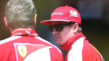  Kimi Raikkonen habla con Maurizio Arrivabene.