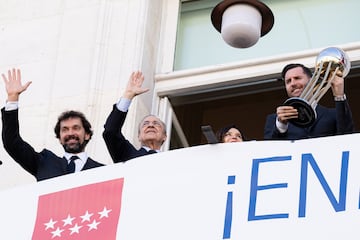 El jugador de baloncesto del Real Madrid Sergio Llull, el presidente del Real Madrid, Florentino Pérez, la presidenta de la Comunidad de Madrid, Isabel Díaz Ayuso, y el jugador de baloncesto del Real Madrid, Rudy Fernández, en el balcón de la Presidencia de la Comunidad de Madrid, donde la presidenta ha recibido al equipo.