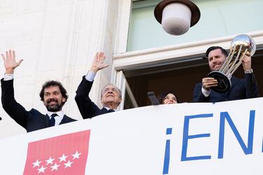 El jugador de baloncesto del Real Madrid Sergio Llull, el presidente del Real Madrid, Florentino Pérez, la presidenta de la Comunidad de Madrid, Isabel Díaz Ayuso, y el jugador de baloncesto del Real Madrid, Rudy Fernández, en el balcón de la Presidencia de la Comunidad de Madrid, donde la presidenta ha recibido al equipo.