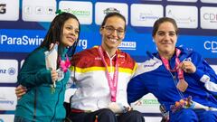 Teresa Perales posa en el podio tras ganar el oro en los 50 libres clase S5 en los Mundiales de Nataci&oacute;n Paral&iacute;mpica de M&eacute;xico.