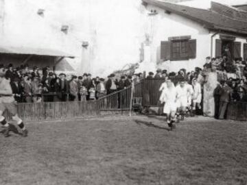 Al llegar al estadio, los jugadores necesitaban cambiar su atuendo. Y unas casetas, que se solían colocar en una de las esquinas del campo, servían de improvisados vestuarios donde vestirse con comodidad y normalidad.