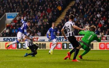 Ross Barkley marca el primer gol del partido. 