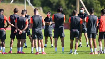 El líder comienza a preparar el derbi con solo 14 profesionales