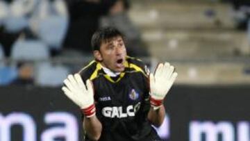 <b>TERAPIA.</b> Víctor Muñoz, técnico del Getafe, dedicó parte del entrenamiento para charlar con el portero argentino Pato Abbondanzieri, centro de las miradas por la derrota ante el Deportivo.