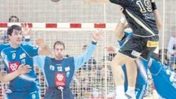 <b>COLOSOS. </b>Úrios, que espera el pase de Metlicic, es marcado por Garralda, las dos estrellas del choque.