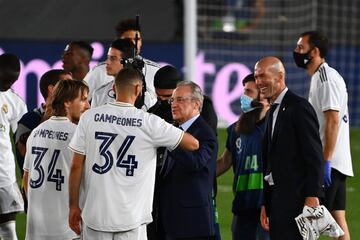 Florentino Pérez, presidente del Real Madrid, felicitó los jugadores tras conquistar el título de Liga.