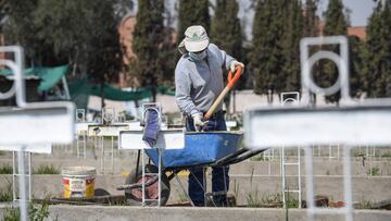 SANTIAGO, CHILE - SEPTEMBER 04: A cemetery employee prepares and repairs new graves for COVID-19 victims at Cementerio General on September 4, 2020 in Santiago, Chile. With over 11,000 victims, Chile has the 6th highest coronavirus death toll in Latin America and 14th in the world. (Photo by Claudio Santana/Getty Images)