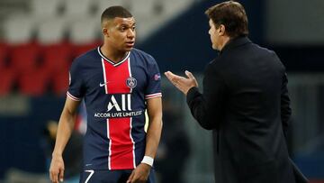 FILE PHOTO: Soccer Football - Champions League - Semi Final First Leg - Paris St Germain v Manchester City - Parc des Princes, Paris, France - April 28, 2021 Paris St Germain&#039;s Kylian Mbappe with coach Mauricio Pochettino REUTERS/Benoit Tessier/File 