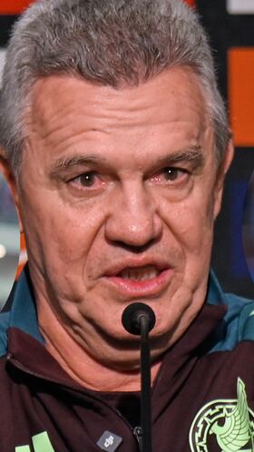 Aguirre abraza a Tena y el ‘Piojo’ Herrera