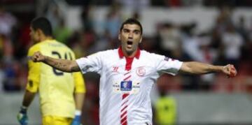 El centrocampista del Sevilla José Antonio Reyes celebra el gol marcado por su compañero, Víctor Machín, ante el Oporto, el segundo del equipo, durante el partido de vuelta de los cuartos de final de Liga Europa que se disputa esta noche en el estadio Ramón Sánchez Pizjuán.