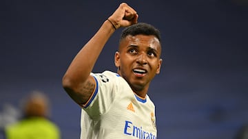 Real Madrid's Brazilian forward Rodrygo celebrates after scoring a goal during the UEFA Champions League semi-final second leg football match between Real Madrid CF and Manchester City at the Santiago Bernabeu stadium in Madrid on May 4, 2022. (Photo by GABRIEL BOUYS / AFP)