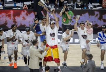 Felipe Reyes levanta la Copa de la Euroliga en el hoy llamado Wizink Center, entonces Barclaycard Center.