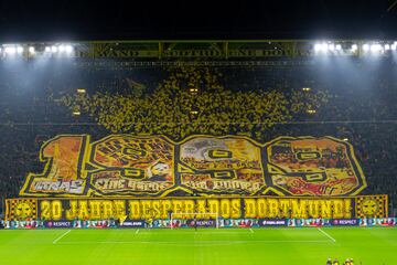 El estadio del Borussia de Dortmund, Signal Iduna Park, es uno de los feudos más famosos y con mayor ambiente de Europa. Situado en la ciudad de Dortmund, en el estado federado de Renania del Norte-Westfalia, al oeste de Alemania. Es el quinto estadio más grande de Europa, y el tercer hogar más grande de un club europeo de primer nivel después del Camp Nou y el Estadio Santiago Bernabéu.