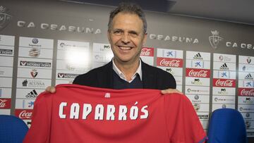 Caparrós posa con una camiseta de Osasuna con su nombre durante su presentación.