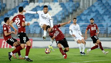 Eliseo entorpece a Álvaro Rodríguez para evitar una ocasión del delantero en el Real Madrid Castilla-Mérida de Primera Federación.