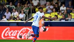 Barcelona's Spanish forward #27 Lamine Yamal celebrates after Barcelona's Polish forward #09 Robert Lewandowski (not seen) scored during the Spanish Liga football match between Villarreal CF and FC Barcelona at La Ceramica stadium in Vila-real on August 27, 2023. (Photo by JAVIER SORIANO / AFP)