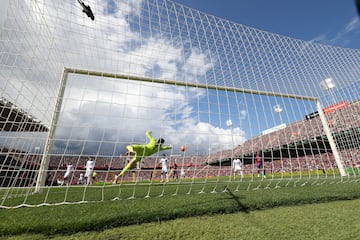 El extremo derecho del Barcelona, Lamine Yamal, marca el 2-2. Recibi en el borde del rea, sacndose un zurdazo perfecto al palo largo, superando la estirada de Courtois.