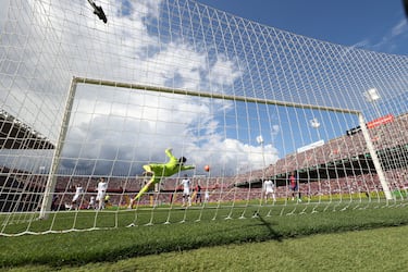 El extremo derecho del Barcelona, Lamine Yamal, marca el 2-2. Recibió en el borde del área, sacándose un zurdazo perfecto al palo largo, superando la estirada de Courtois.