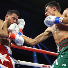 Rafael ‘El Divino’ Espinoza le arrebata el campeonato de peso pluma de la OMB a Robeisy Ramírez