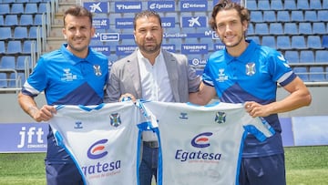 Elady Zorrilla y &Aacute;lex Corredera posan con la camiseta del CD Tenerife en su presentaci&oacute;n. 