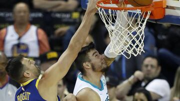 JGM10. Oakland (United States), 01/04/2019.- Charlotte Hornets center Willy Hernangomez (C) of Spain goes to the basket while drawing a foul by Golden State Warriors center Andrew Bogut (L) of Australia during the first half of the NBA basketball game between the Charlotte Hornets and the Golden State Warriors at Oracle Arena in Oakland, California, USA, 31 March 2019. (Baloncesto, Espa&ntilde;a, Estados Unidos) EFE/EPA/JOHN G. MABANGLO SHUTTERSTOCK OUT