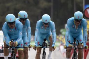 Los ciclistas del Astana Pro con  Vincenzo Nibali (segundo por la izquierda).