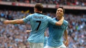 Nasri celebra con Nilmer el primer tanto del City.