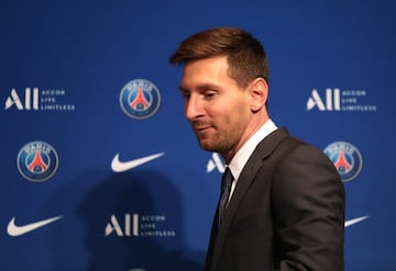 Llegada de Lionel Messi a la sala de prensa del Parque de los Príncipes.
