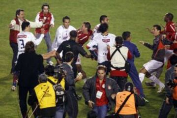 La final entre Chivas e Inter terminó con una batalla entre ambos equipos que empañó toda celebración.