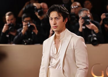 Hudson Williams a su llegada a la gala de los Globos de Oro.