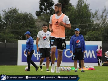 El técnico Jorge Luis Pinto dirigió su primer entrenamiento con Millonarios. Los jugadores realizaron trabajos físicos y fútbol en espacio reducido.