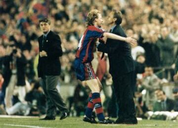 Jordi Cruyff se abraza a su padre tras hacer un gol al Atlético. Ya se sabía que Johan debaja el banquillo del Barcelona.