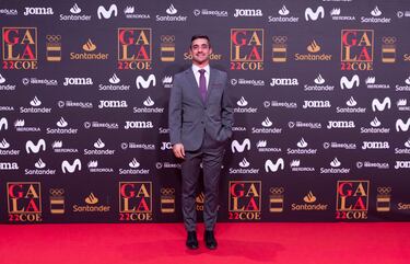 El patinador Javier Fernández posa en la alfombra roja de la gala del COE.