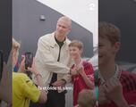 Vídeo: El cómico gesto de Haaland en fotografía con fan del United que se volvió viral en redes