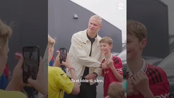 Vídeo: El cómico gesto de Haaland en fotografía con fan del United que se volvió viral en redes