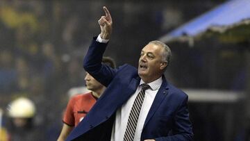 Argentina&#039;s Boca Juniors coach Gustavo Alfaro gestures during a Copa Libertadores 2019 sixteen round second leg football match against Brazil&#039;s Athletico Paranaense at the &quot;Bombonera&quot; stadium in Buenos Aires, Argentina, on July 31 9, 2019. (Photo by JUAN MABROMATA / AFP)