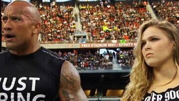 La luchadora Ronda Rousey, junto al luchador Dwayne Johnson &quot;La Roca&quot; durante el WrestleMania 31 de la WWE en marzo de 2015.
