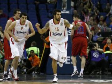 Georgios Printezis jugador del Olympiakos celebra una canasta.