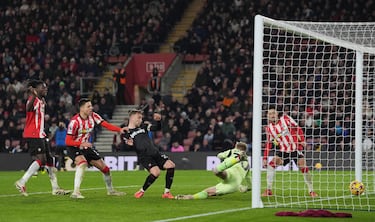 Fabianski, evacuado en camilla en la resiliencia de Lopetegui