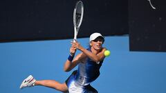 La tenista polaca Iga Swiatek devuelve una bola durante su partido ante Sara Sorribes Tormo durante el WTA 1.000 de Pekín