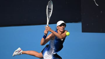 La tenista polaca Iga Swiatek devuelve una bola durante su partido ante Sara Sorribes Tormo durante el WTA 1.000 de Pekín