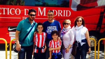 Foto de Nacho Barberá con su familia, ante el autobús oficial del Atlético de Madrid.