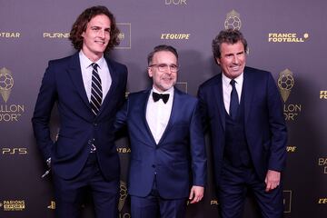 El c車mico y periodista franc谷s Paul de Saint-Sernin y el exfutbolista argentino Omar da Fonseca posan antes de la ceremonia de entrega del Bal車n de Oro de F迆tbol de Francia 2023 en el Teatro du Chatelet de Par赤s.