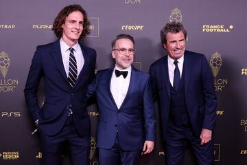 El cómico y periodista francés Paul de Saint-Sernin y el exfutbolista argentino Omar da Fonseca posan antes de la ceremonia de entrega del Balón de Oro de Fútbol de Francia 2023 en el Teatro du Chatelet de París.