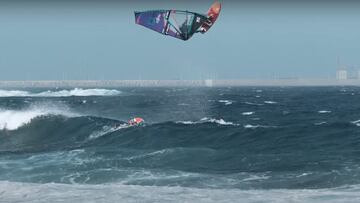 Marc Par&eacute; volando con su tabla y cometa de windsurf en Pozo Izquierdo, Gran Canaria, en verano del 2022. 