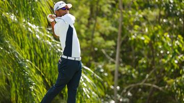El golfista japonés Satoshi Kodaira of golpea una bola durante el Puerto Rico Open de 2020.